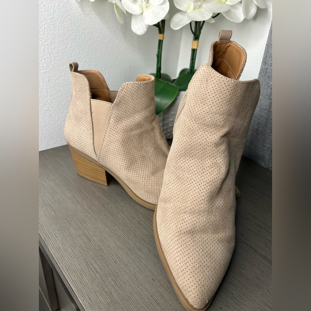 Universal Thread Tan Ankle Booties Sleek Modern Design